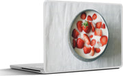 Laptop sticker - 10.1 inch - Aardbeien in kom met yoghurt