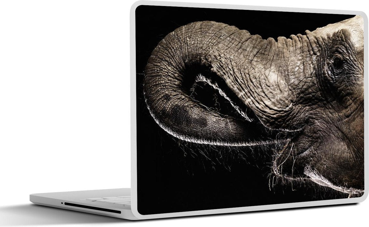 Laptop sticker - 10.1 inch -  een olifant met zijn slurf in zijn mond