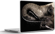 Laptop sticker - 10.1 inch -  een olifant met zijn slurf in zijn mond