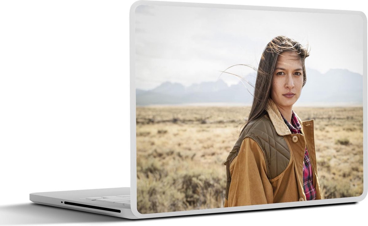 Laptop sticker - 10.1 inch -  een inheemse vrouw in een dor landschap