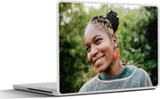 Laptop sticker - 10.1 inch -  glimlachende zwarte vrouw