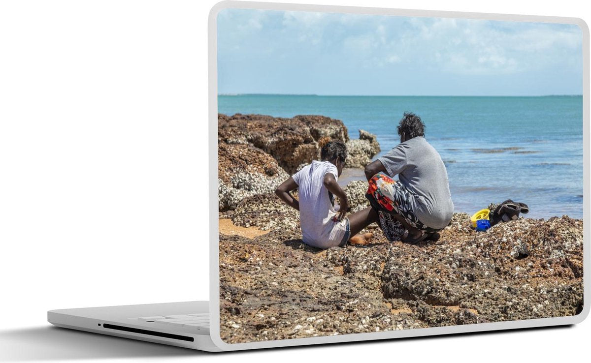 Laptop sticker - 10.1 inch - Inheemse moeder en dochter spelend aan zee