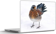 Laptop sticker - 10.1 inch - Illustratie van een kramsvogel in de witte sneeuw