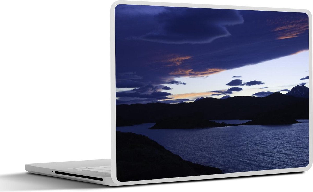 Laptop sticker - 10.1 inch - Indrukwekkende hemel boven het meer Pehoe tijden de schemering