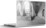 Laptop sticker - 10.1 inch - Abdij bogen bij een kloostertuin in het zwart-wit