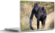 Laptop sticker - 10.1 inch - Afbeelding van een Gorilla met een jong op de rug