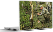 Laptop sticker - 10.1 inch - Jager in kleding met een camouflage patroon