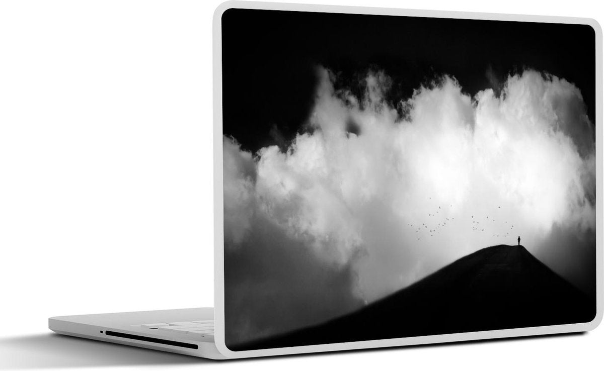 Laptop sticker - 10.1 inch - Alleen op de wereld op heuvel voor witte wolk in zwart-wit