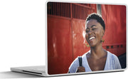 Laptop sticker - 10.1 inch -  lachende zwarte vrouw