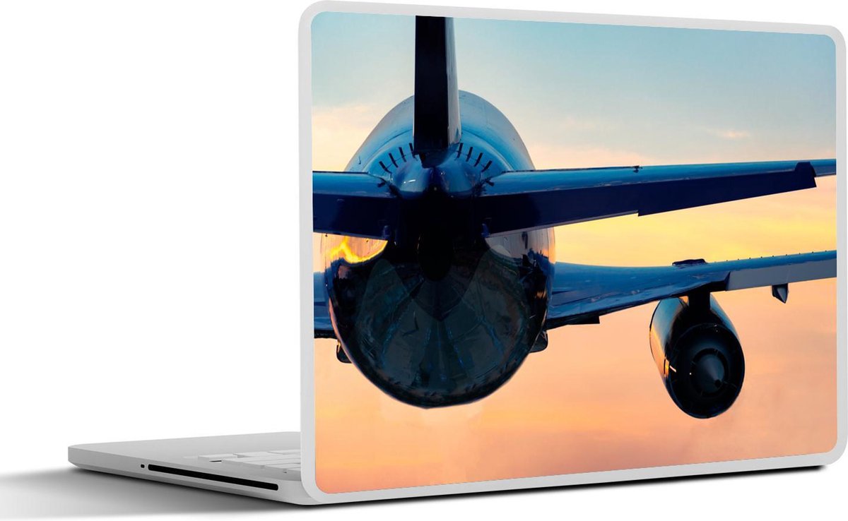 Laptop sticker - 10.1 inch - Achterkant van vliegend vliegtuig tijdens een zonsondergang