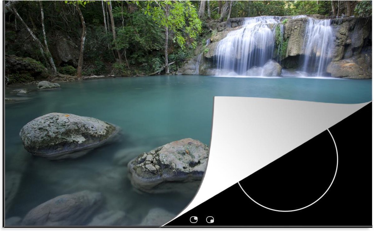 Luxe inductie beschermer Nationaal park Erawan - 78x52 cm - Thaise waterval bij rotsen in nationaal park Erawan  - inductiebeschermer