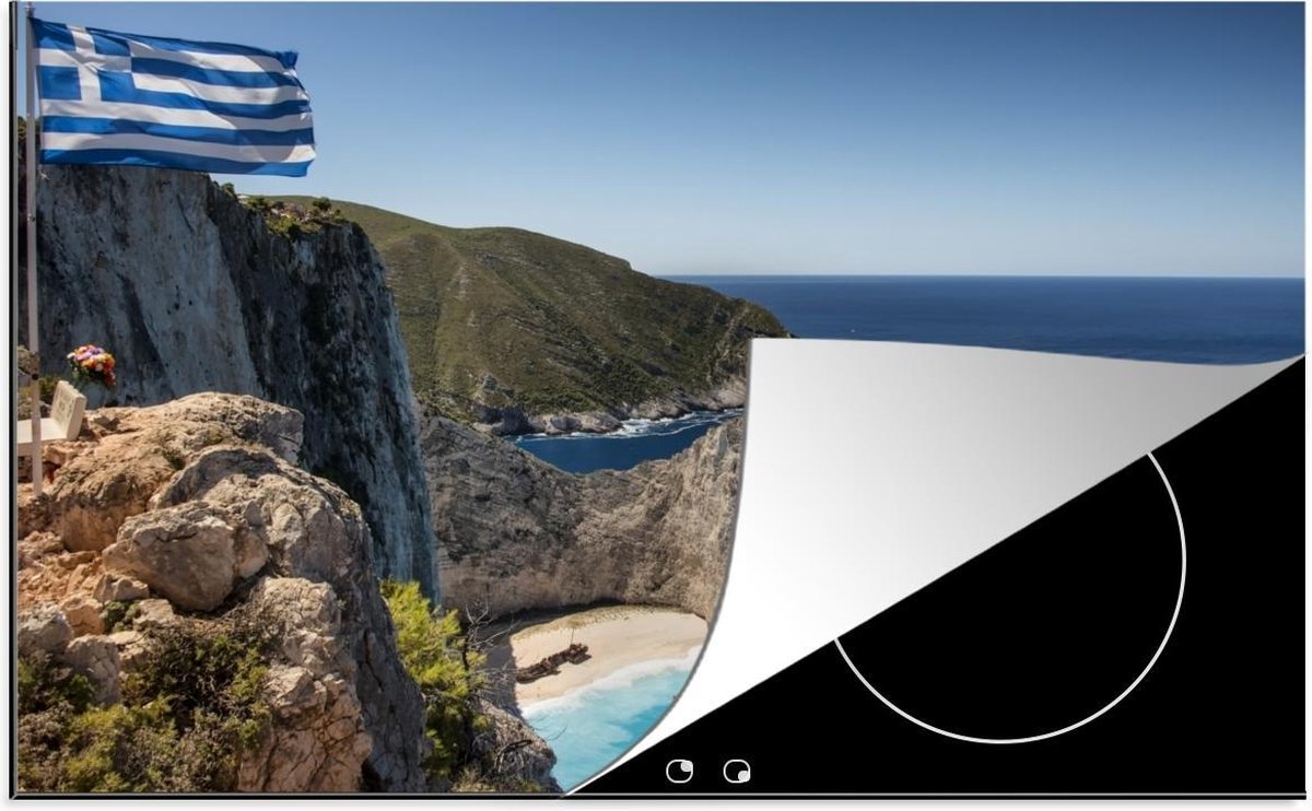 Luxe inductie beschermer Navagio Beach - 80x52 cm - Griekse vlag wappert boven Navagio Beach in Griekenland  - inductiebeschermer