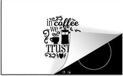 Luxe inductie beschermer Koffie Quotes - 80x52 cm - Quote In coffee we trust op witte achtergrond  - inductiebeschermer