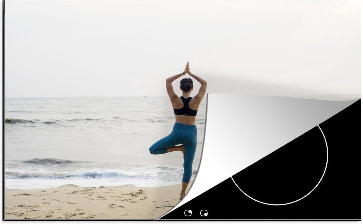 Luxe inductie beschermer Yoga - 78x52 cm - vrouw op strand die aan yoga doet  - inductiebeschermer