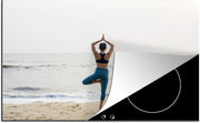 Luxe inductie beschermer Yoga - 78x52 cm - vrouw op strand die aan yoga doet  - inductiebeschermer
