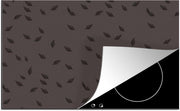 Luxe inductie beschermer Luxe patroon - 80x52 cm - Luxe patroon van bladeren tegen donkergrijze achtergrond  - inductiebeschermer