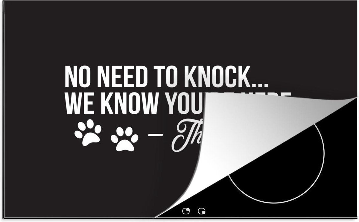 Luxe inductie beschermer Honden Quotes - 78x52 cm - Quote No need to knock we know you're here - The dogs Op zwarte achtergrond  - inductiebeschermer