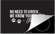 Luxe inductie beschermer Honden Quotes - 78x52 cm - Quote No need to knock we know you're here - The dogs Op zwarte achtergrond  - inductiebeschermer