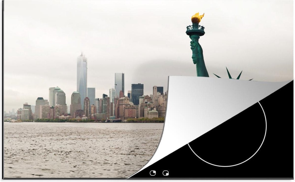 Luxe inductie beschermer Vrijheidsbeeld - 90x52 cm - horizon van Manhattan en Vrijheidsbeeld bij New York in Amerika  - inductiebeschermer