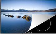 Luxe inductie beschermer Loch Lomond - 78x52 cm - Rotsen bij meer Loch Lomond in Schotland  - inductiebeschermer