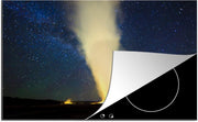 Luxe inductie beschermer Geiser - 80x52 cm - Geiser in Yellowstone National Park barst uit tegen sterrenhemel  - inductiebeschermer