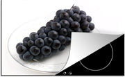 Luxe inductie beschermer Paarse druiven - 78x52 cm - Tros paarse druiven op wit bord  - inductiebeschermer