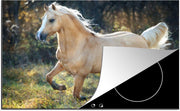 Luxe inductie beschermer Paard - 78x52 cm - rennend palomino paard door natuur  - inductiebeschermer