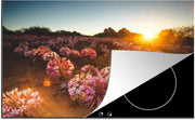 Luxe inductie beschermer Brunsvigia bosmaniae - 78x52 cm - Veld roze bloemen bij zonsondergang  - inductiebeschermer