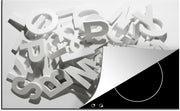 Luxe inductie beschermer Letters - 80x52 cm - stapel van verschillende witte blokletters uit alfabet  - inductiebeschermer