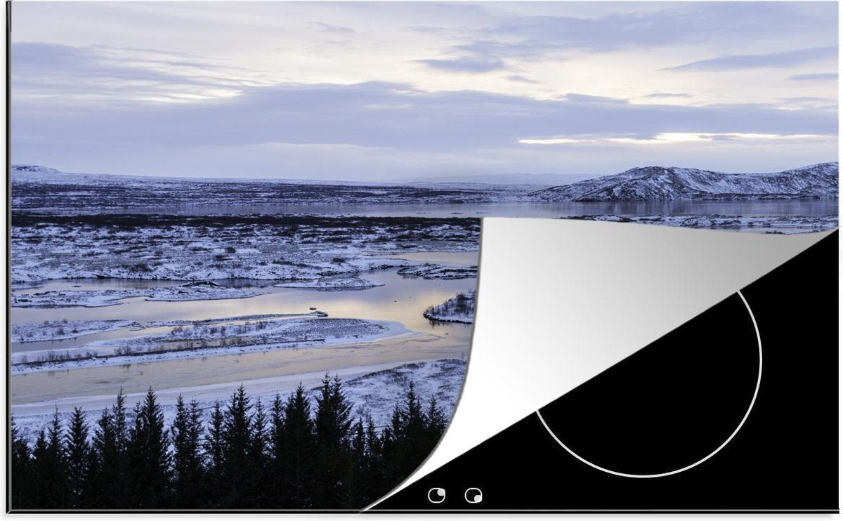 Luxe inductie beschermer Nationaal park Þingvellir - 78x52 cm - besneeuwd landschap in Nationaal park Þingvellir in IJsland  - inductiebeschermer