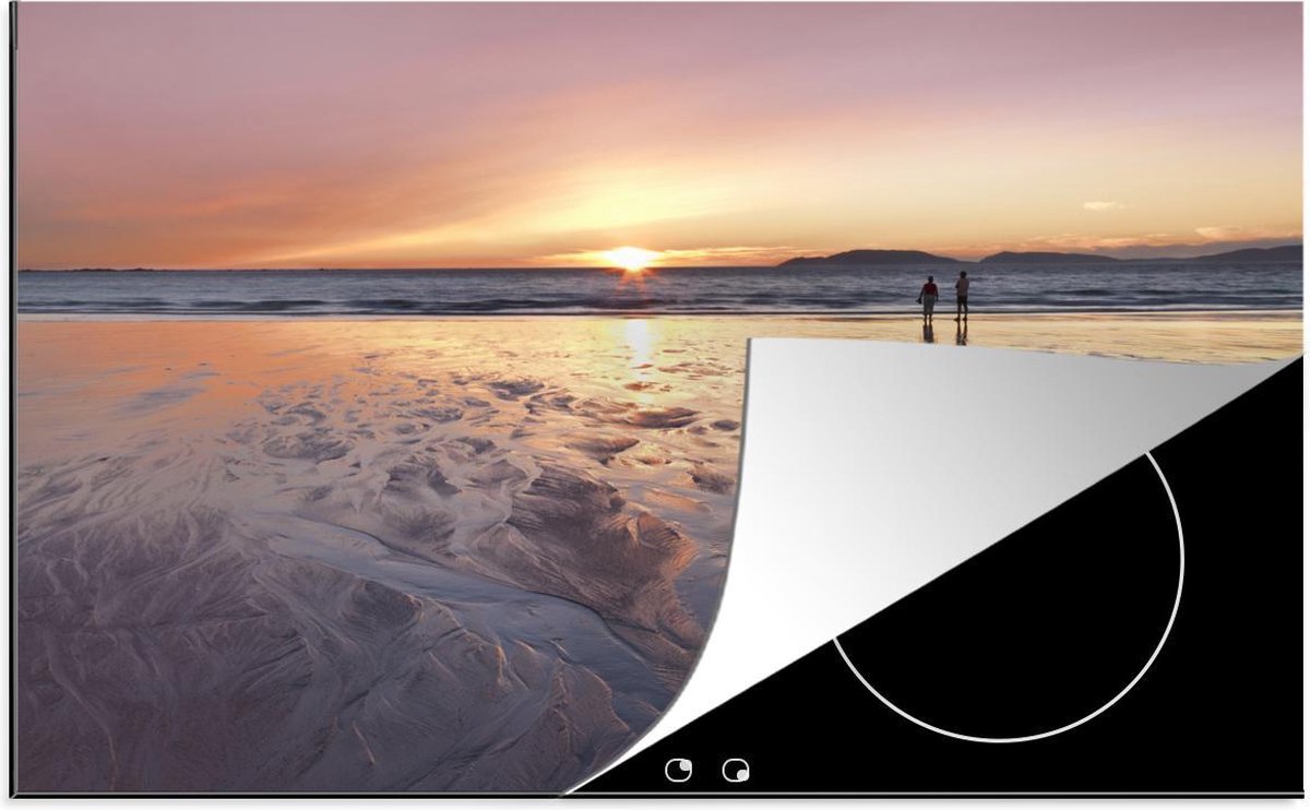 Luxe inductie beschermer Zonsondergang op Strand  - 78x52 cm - Stel dat naar zonsondergang kijkt op strand  - inductiebeschermer