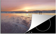 Luxe inductie beschermer Zonsondergang op Strand  - 78x52 cm - Stel dat naar zonsondergang kijkt op strand  - inductiebeschermer