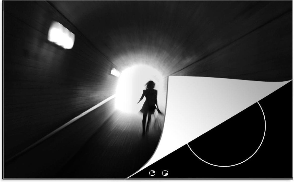 Luxe inductie beschermer Tunnel - 80x52 cm - Vrouw in donkere tunnel  - inductiebeschermer