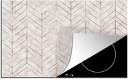 Luxe inductie beschermer Luxe patroon - 80x52 cm - Luxe patroon van dunne en gouden lijnen tegen roze marmeren achtergrond  - inductiebeschermer