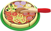 Houten pizza met pizzasnijder en toppings
