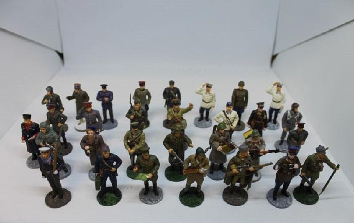 30 verschillende tinnen soldaatjes 1945 modelbouw maquette