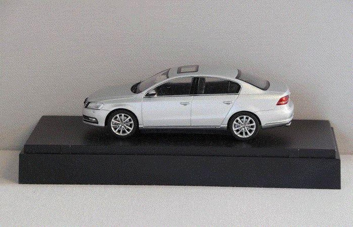 Volkswagen Passat - 1:43 - Schuco