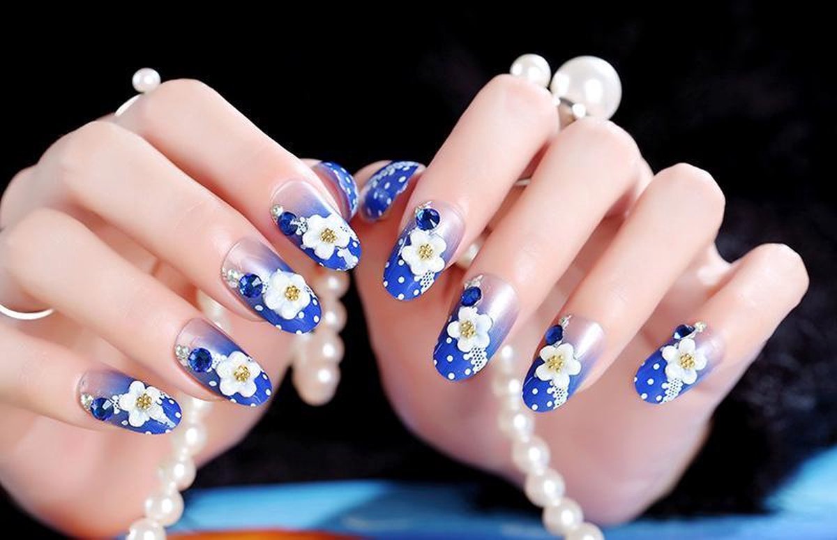 24-delige kunstnagel Art-decoratieset. Blauw en wit met stippen en bloemen. Volledige dekking DIY Kunstnagels. 10 verschillende maten en minimaal 2 stuks per maat 9 varianten