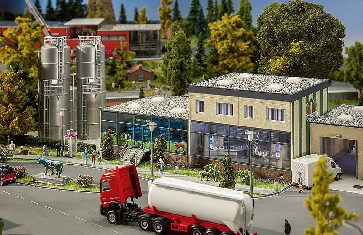 Faller - Zuivelfabriek met silo's