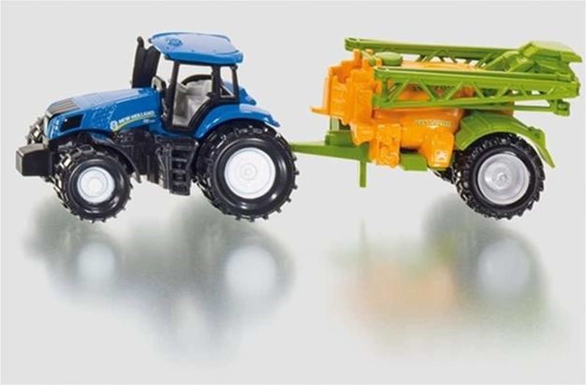 Blauwe tractor met veldspuit