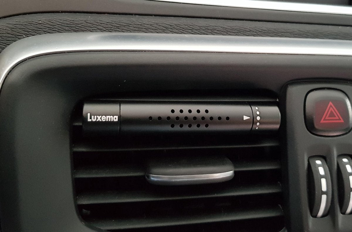 Luxema® Auto Luchtverfrisser Luxe Design + 5 verschillende geuren/vullingen! - Zwart - Auto Geurverfrisser - Hervulbaar - Auto Luchtje - Luchtverfrisser Navulbaar - Car Diffuser - Cadeau