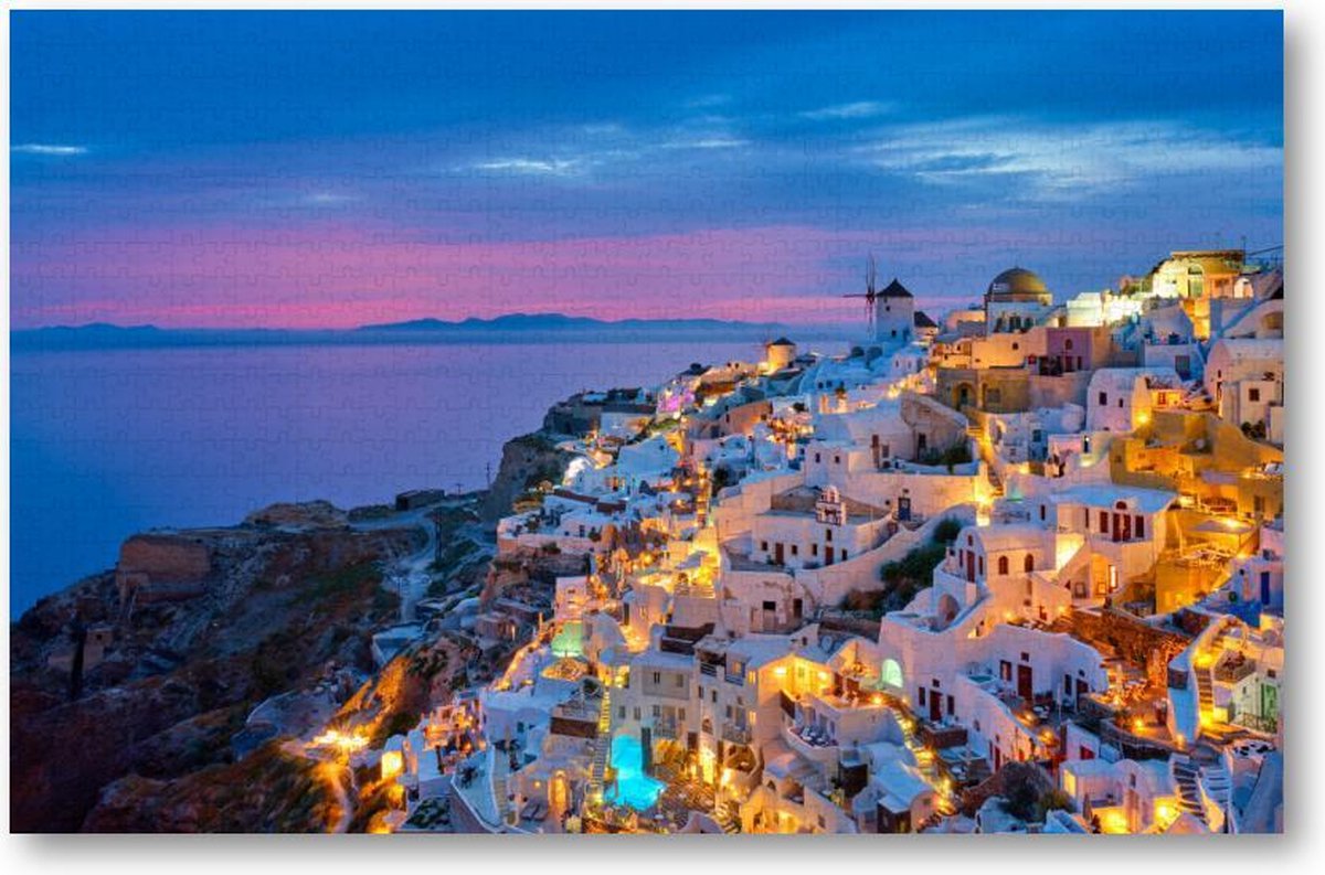 Oia met traditionele witte huizen en windmolens op het eiland Santorini