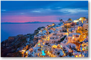 Oia met traditionele witte huizen en windmolens op het eiland Santorini