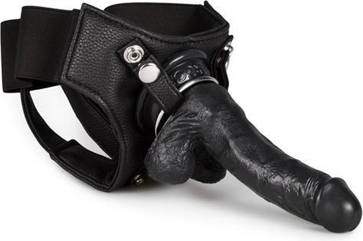 Ouch! – Realistische Zuignap Dildo met Lederen Voorbind Harnas en Elastische Band 18 cm – Zwart