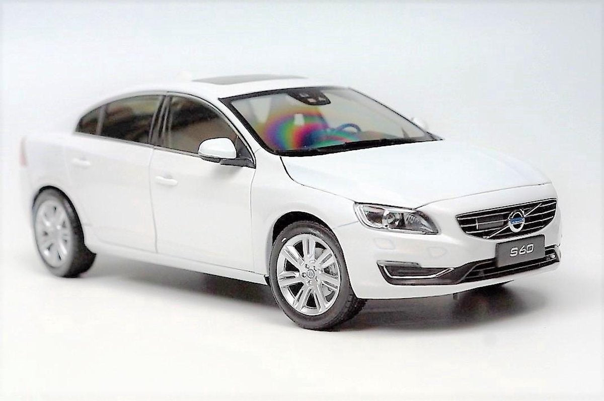 Motor City Classics Volvo S60 2015 Crystal Wit 1:18