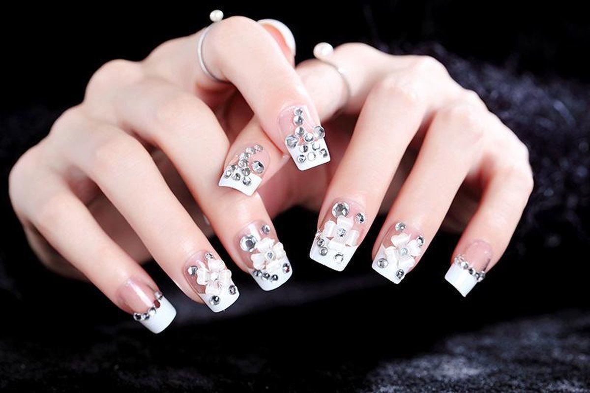 24-delige kunstnagel Art-decoratieset. Wit en transparant met bloemen en diamanten. Volledige dekking DIY nep nagels. 10 verschillende maten en minimaal 2 stuks per maat