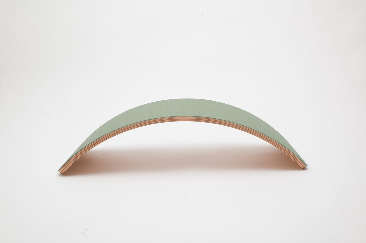 Wobbel pro Bos (groen) - Blank gelakt houten balance board van 90 cm met groen ecovilt