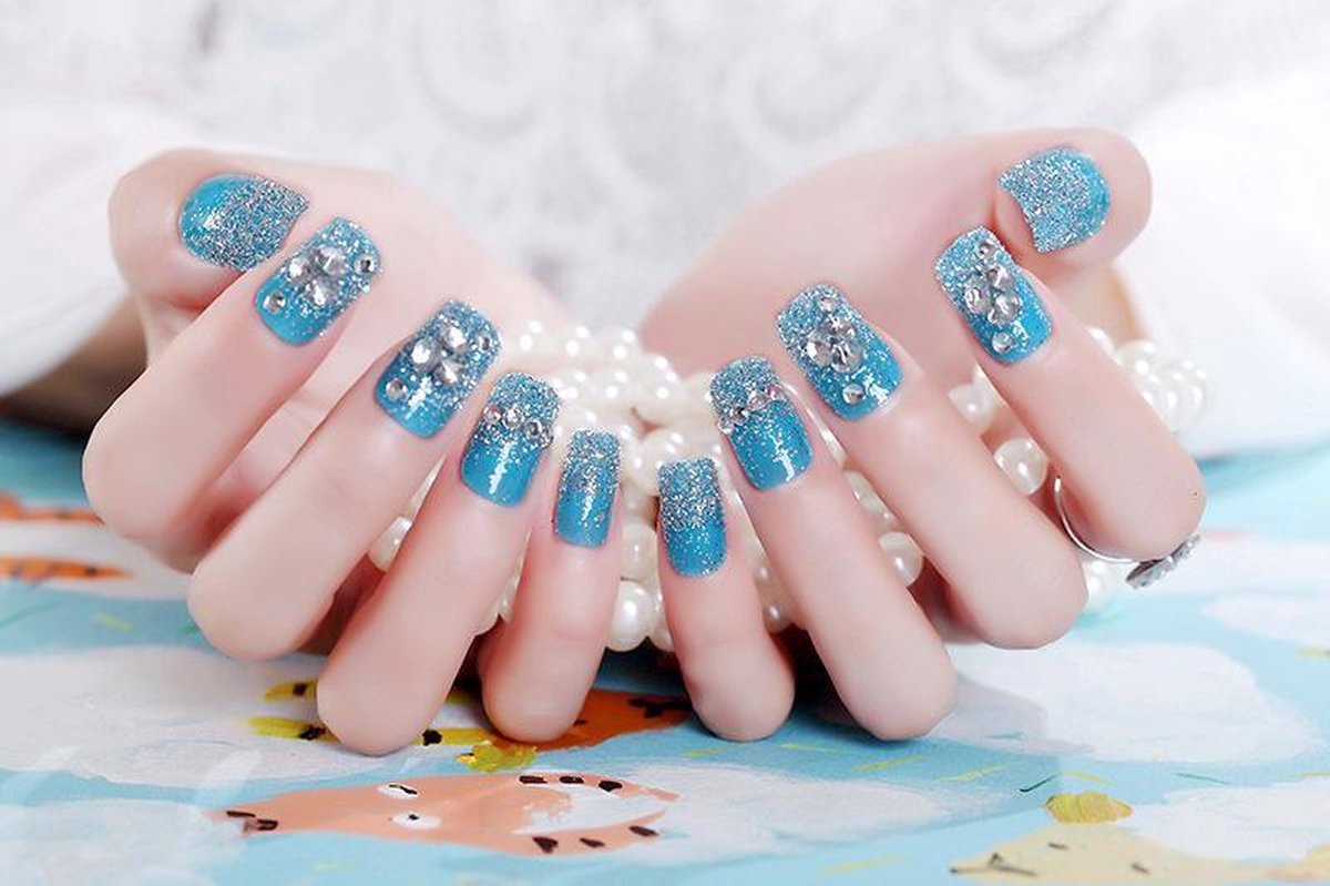 24-delige kunstnagel Art-decoratieset. Turquoise en zilver met glitters en diamanten. Volledige dekking DIY nep nagels. 10 verschillende maten en minimaal 2 stuks per maat