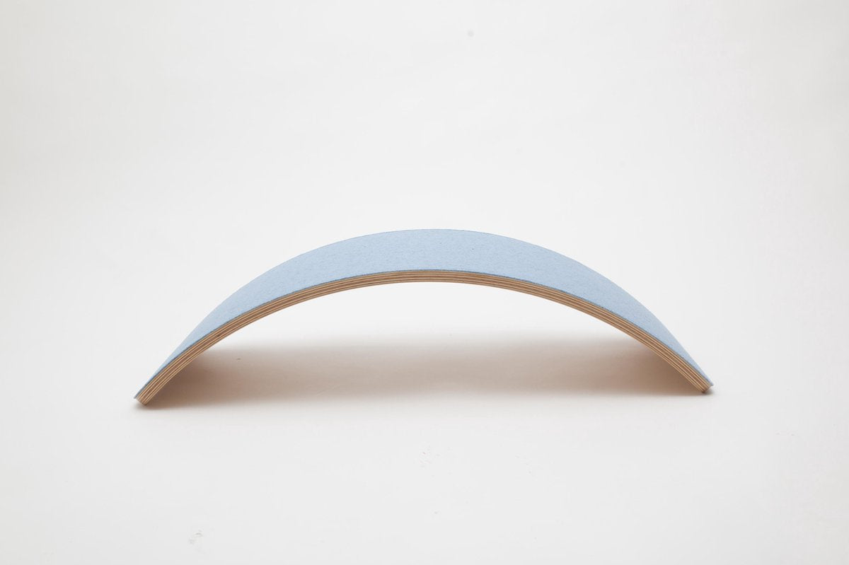 Wobbel pro Lucht (blauw) - Blank gelakt houten balance board van 90 cm met blauw ecovilt