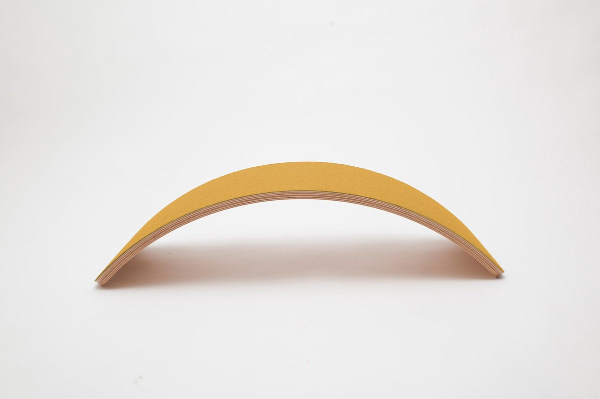 Wobbel pro Mosterd (geel) - Blank gelakt houten balance board van 90 cm met geel ecovilt